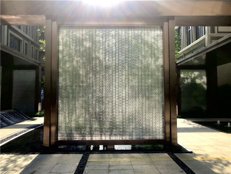 3.2万块玻璃砖砌成的通透幕墙营造前厅视觉焦点